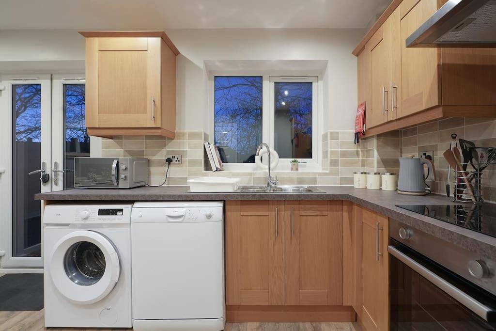 Stradbroke House - 5 Bed Townhouse, Sleeps 11, Great For Group Stays & Workers, Free Parking & Netflix - Hosted By Stay Host Save Sheffield Luaran gambar